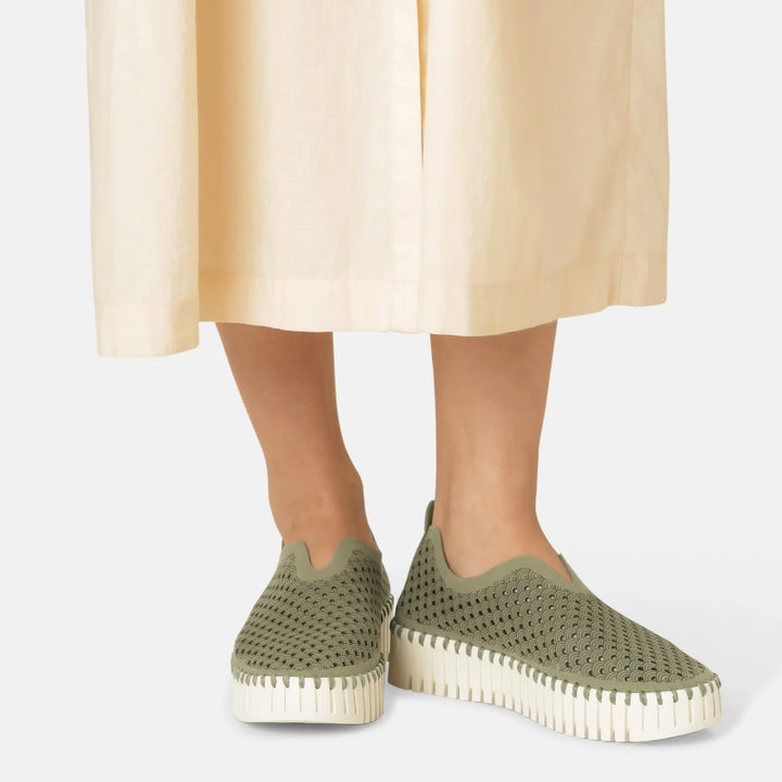 NWT Isle Jacobsen Army Green Flats, Size 39